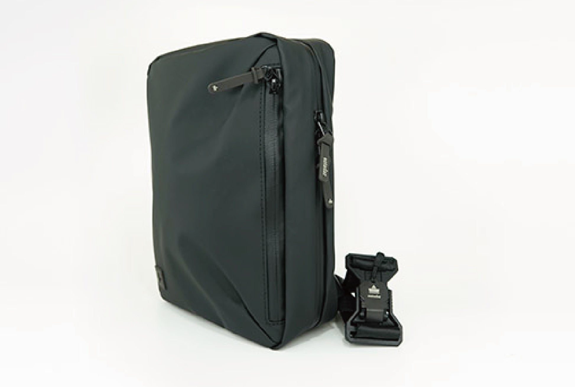 03_Entadar｜子羊革のような手触りが特徴の低炭素型素材で作ったバッグ