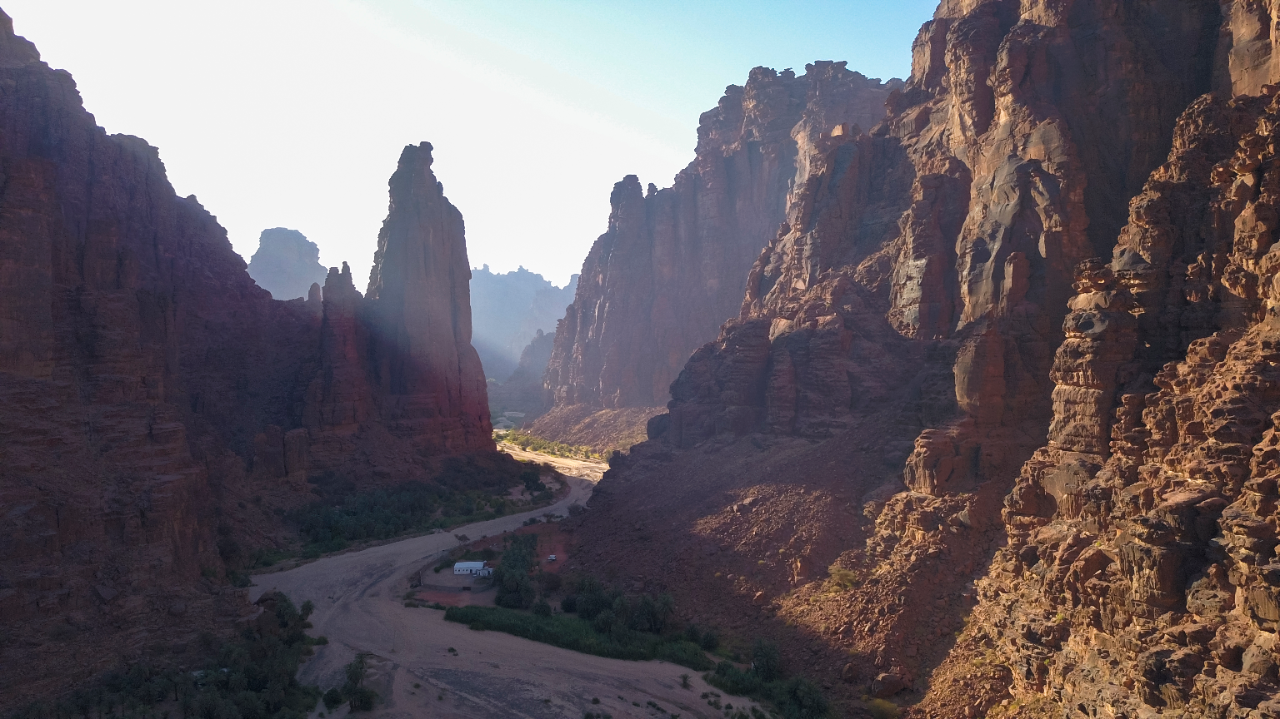 北西部タブークの砂岩峡谷