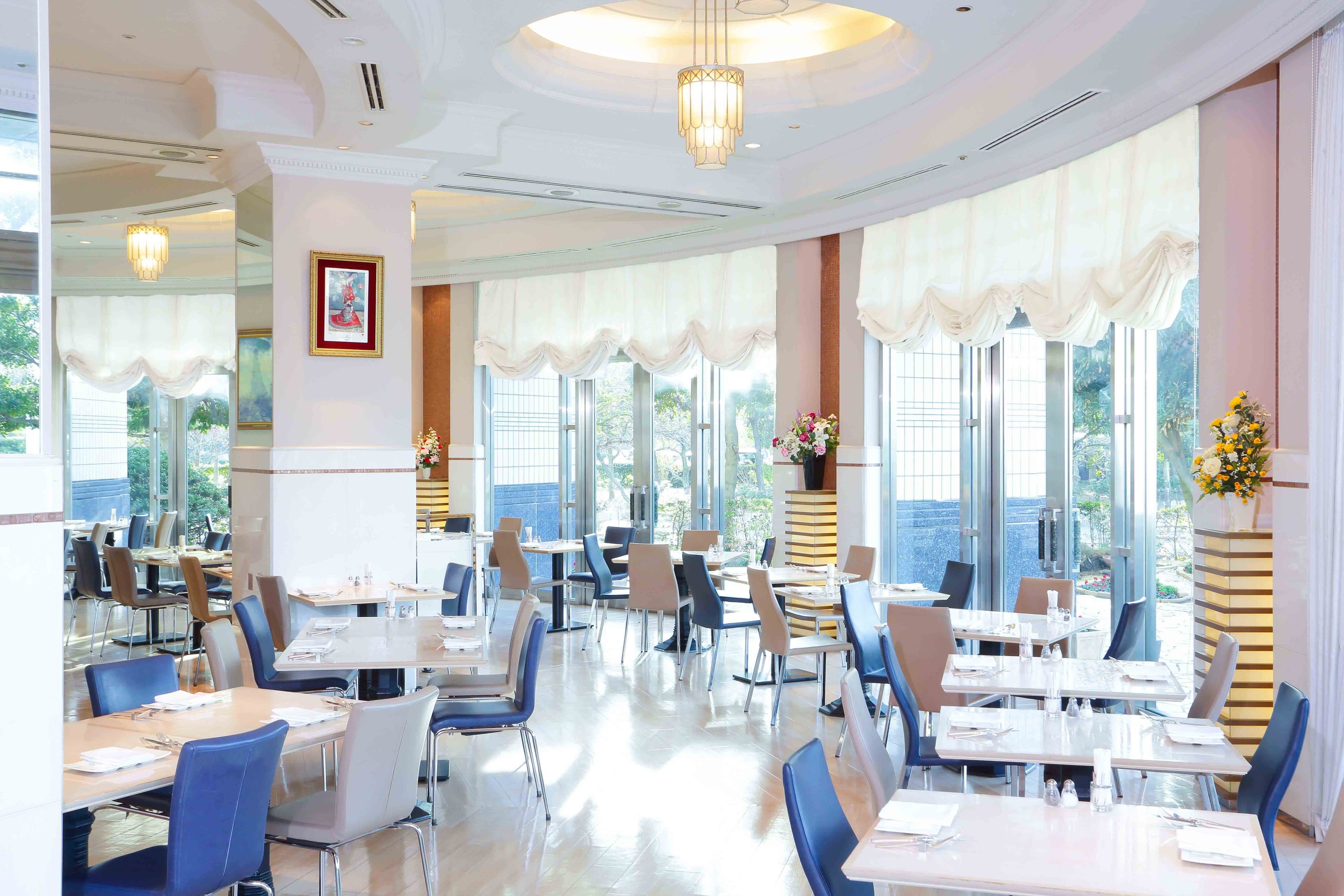 ガーデンに面した明るい店内のカジュアルレストラン