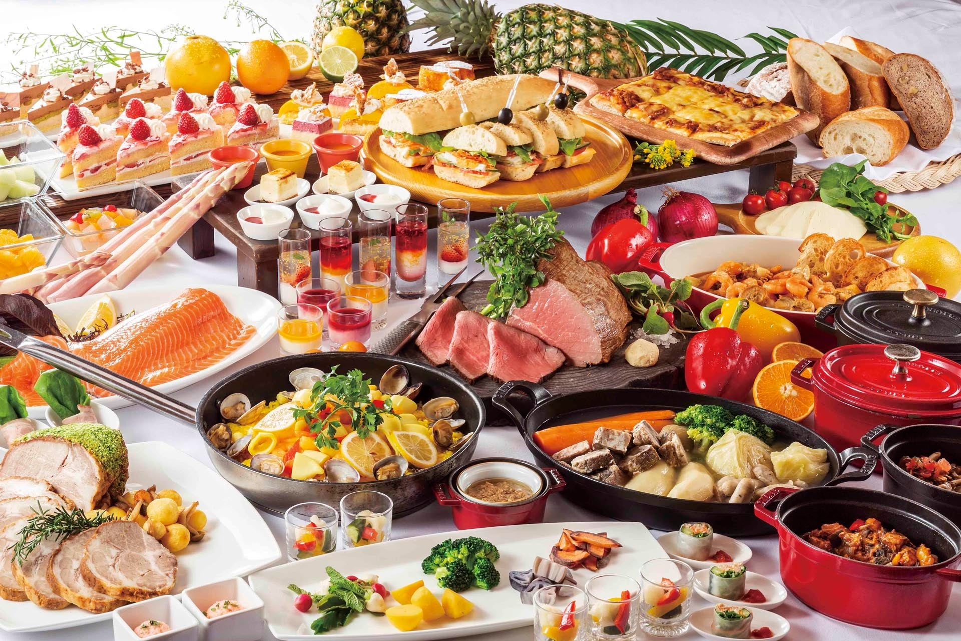 注目は人気のローストビーフと名物料理ブイヤベースのライブキッチン。