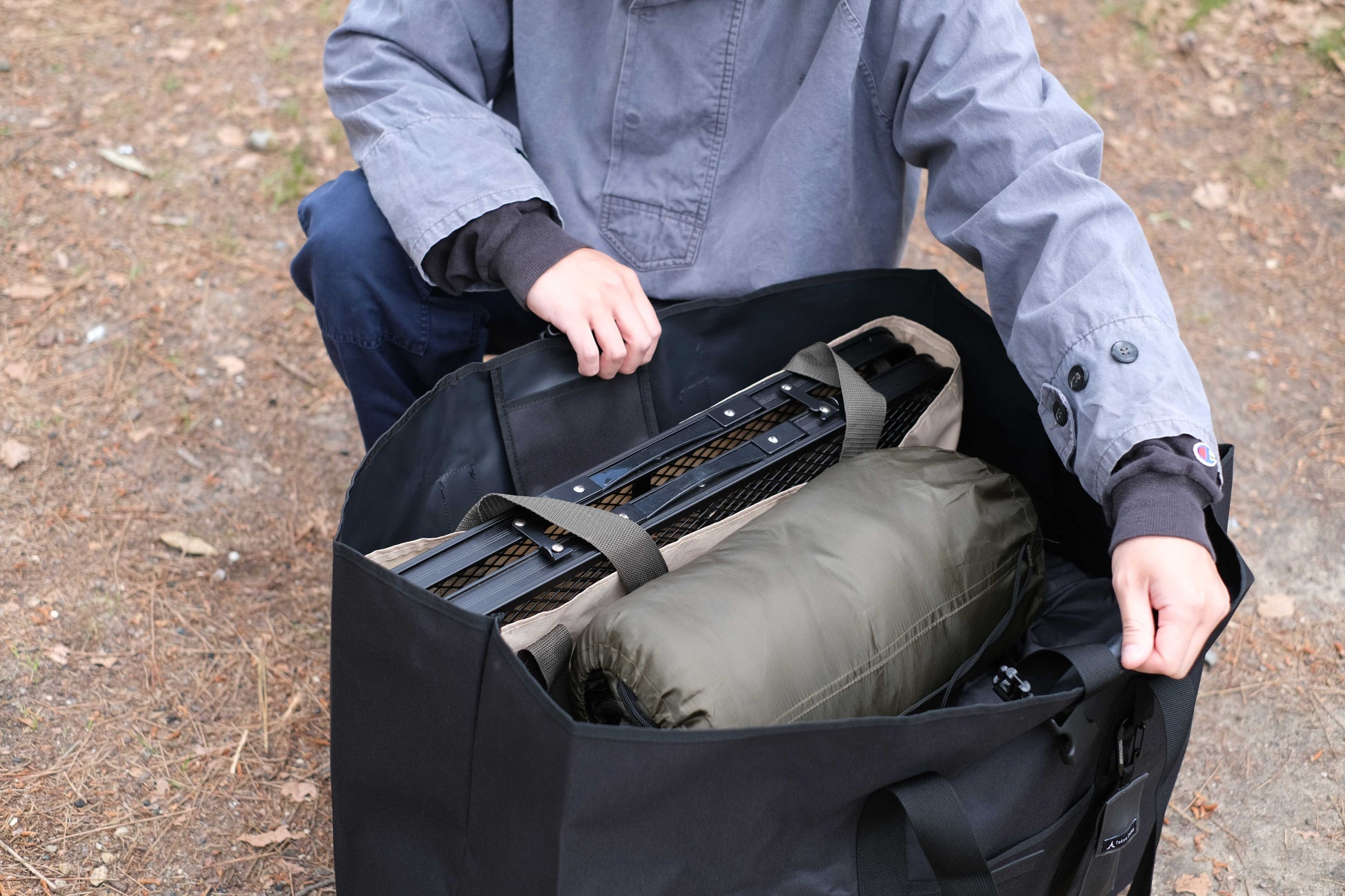 シュラフやエアマット、折り畳みテーブルなどをひとまとめに収納できる『メガストレージバッグ120L』『メガストレージバッグ170L』