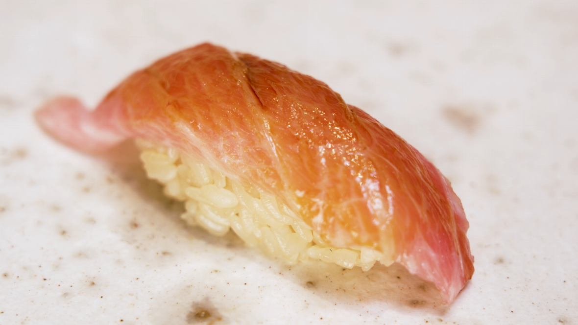 厳選されたマグロにこだわりのシャリで握られた大トロ