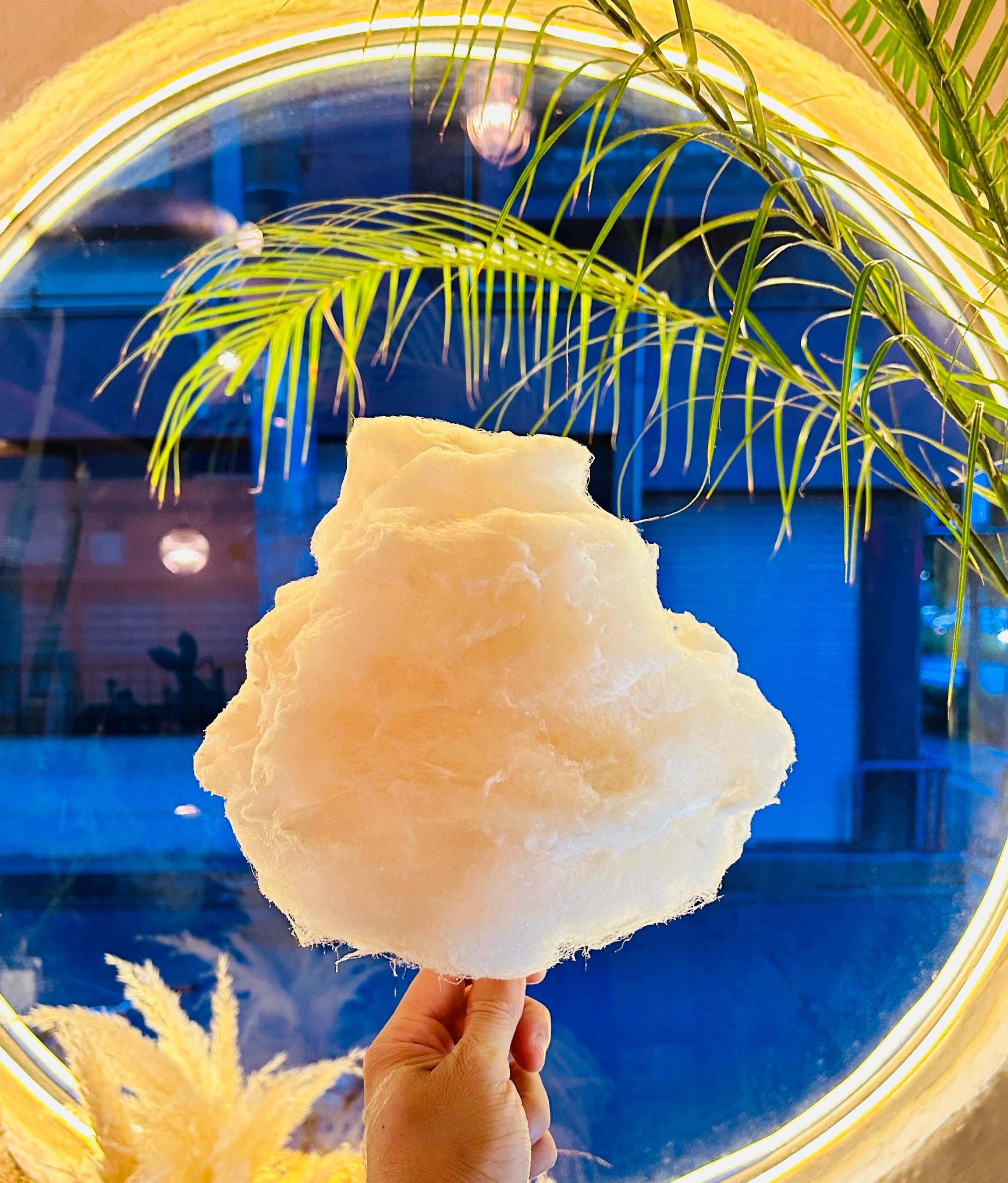 精製していない砂糖を使用するため、ほんのり茶色い綿菓子です。