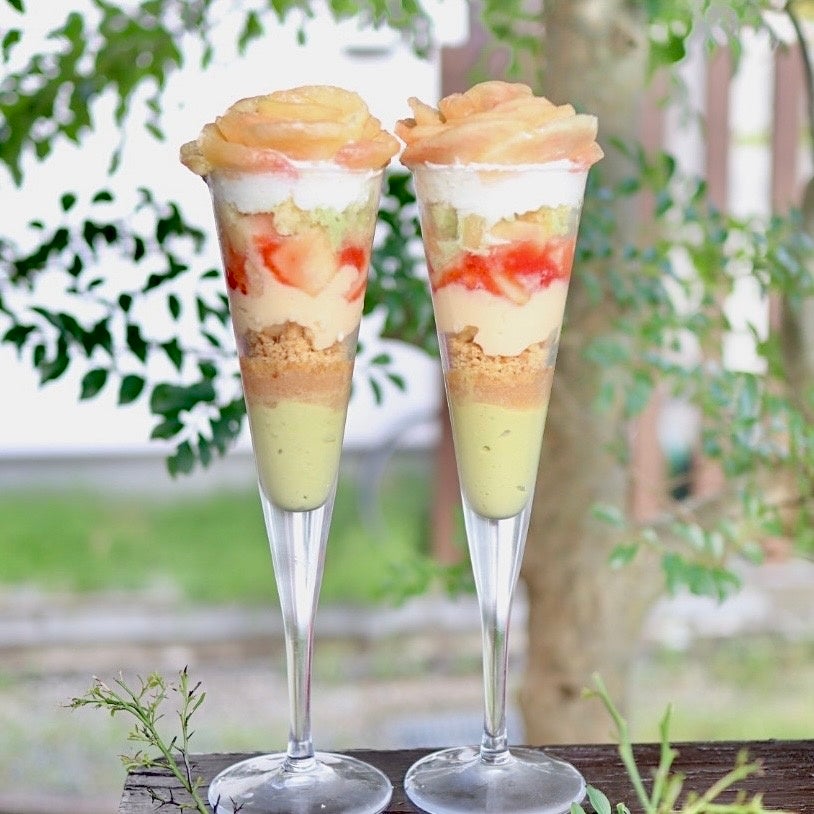 フレッシュピーチのローズパフェ