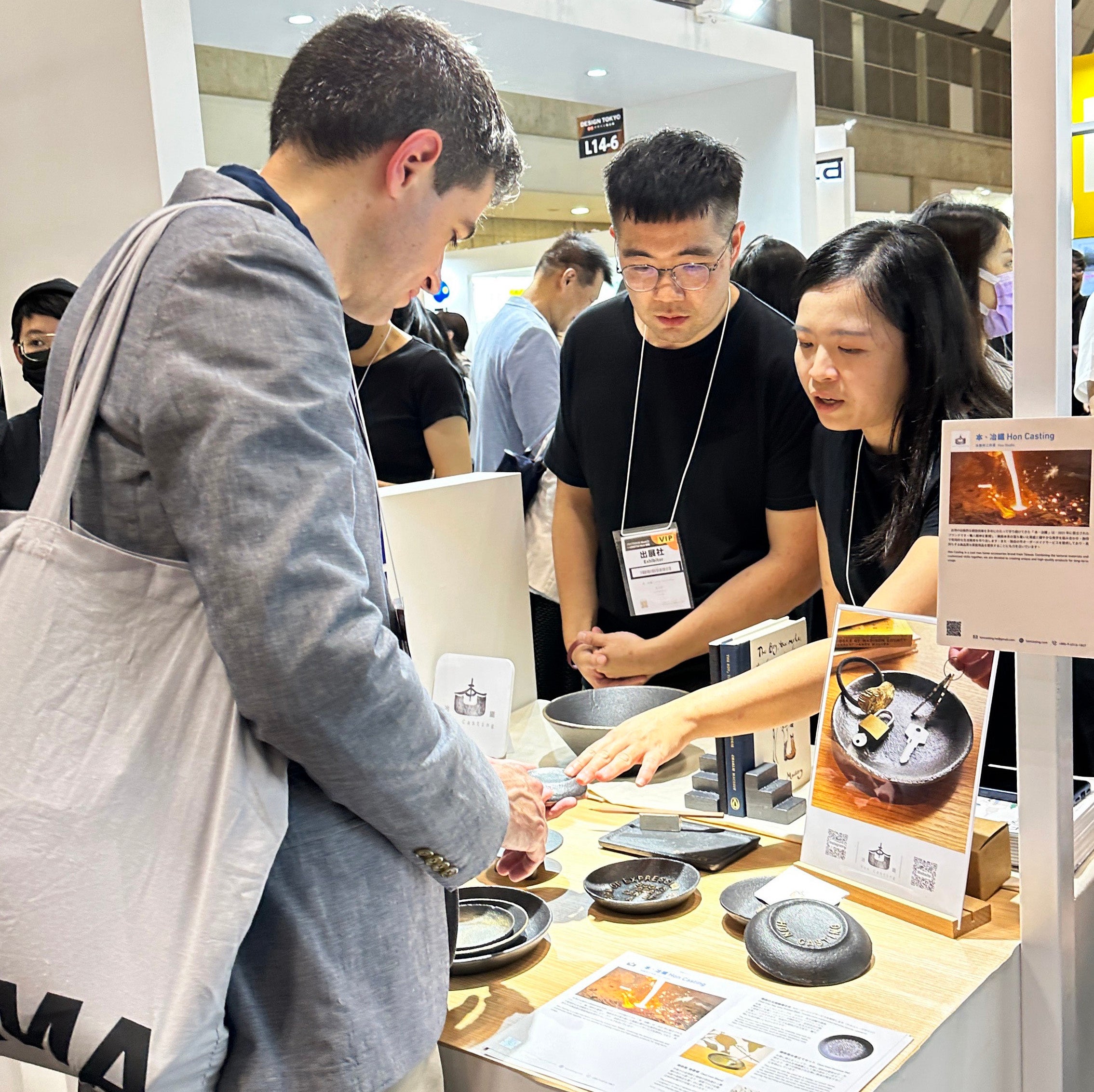 熱心に話し込むバイヤーの姿が目立つ