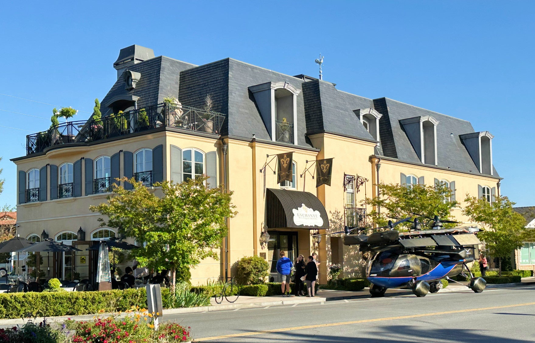 シリコンバレーのホテルの前に駐車する空飛ぶ車　ASKA A5