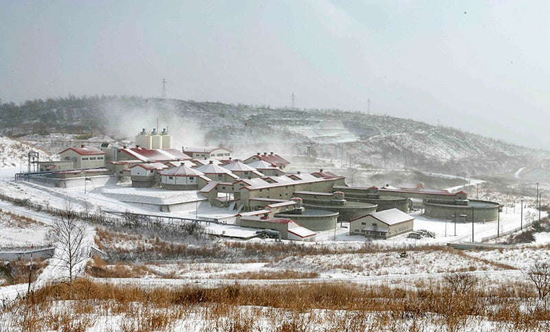 冬季の旧松尾鉱山新中和処理施設