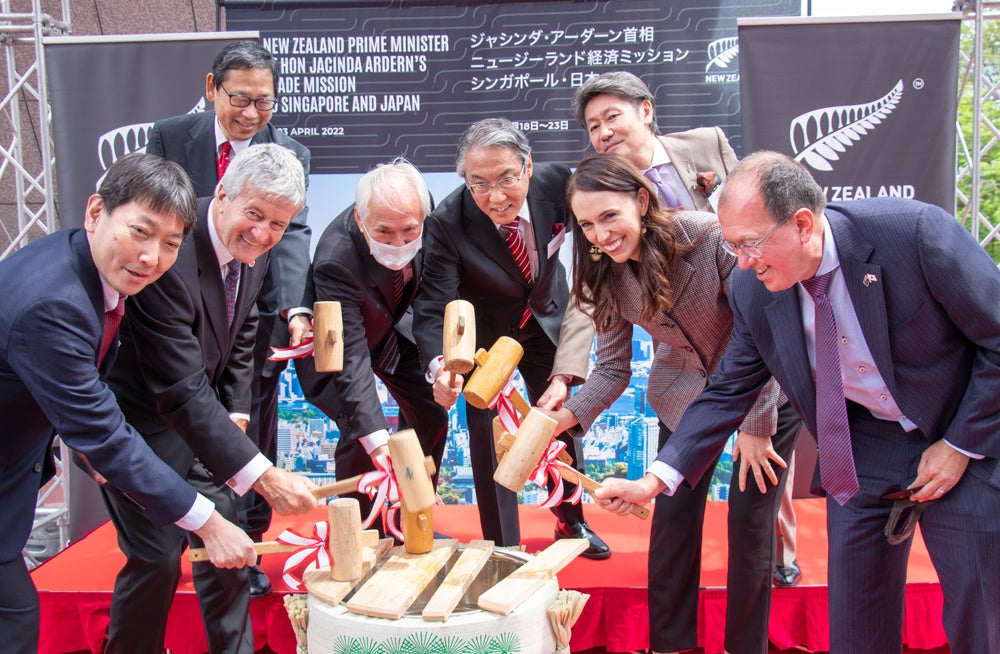 GNS 東京拠点設立決定に係る報道発表における 鏡割りの様子（写真左から定光資源エネルギー庁資源・燃料部長、林防災科学技術研究所理事長、オコーナーニュージーランド貿易・輸出振興大臣、中田地熱技術開発代表取締役社長、細野JOGMEC理事長、アーダーンニュージ