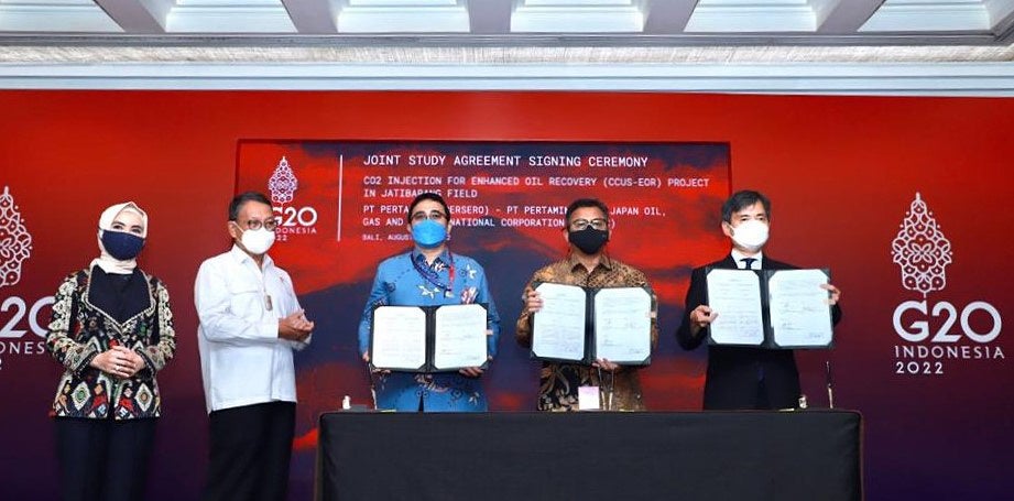 インドネシア・バリでの共同研究契約署名式 (左から)ニク代表取締役社長(プルタミナ)、アリフィン エネルギー鉱物資源大臣、オキ上級副社長(Pertamina Research & Technology Innovation)、アンドリ ゼネラルマネージャー