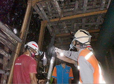 炭坑内での穿孔指導