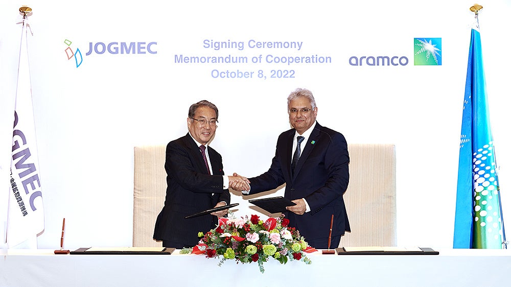 MOC締結の様子　 左から細野理事長（JOGMEC）、アルカターニ ダウンストリーム部門シニア・バイスプレジデント（サウジアラムコ）