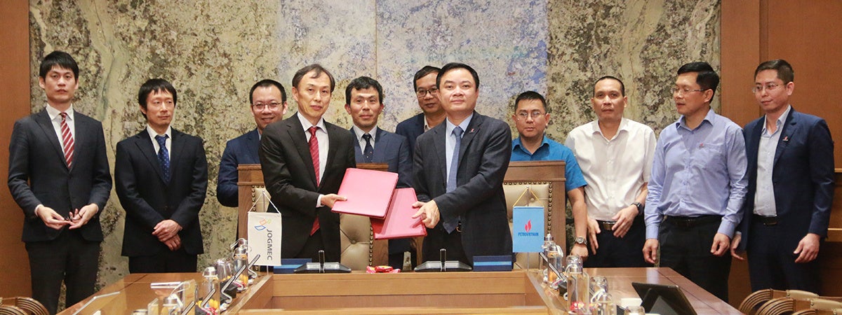 MOU交換式の様子 （JOGMEC： 浅和理事、ペトロベトナム： Le Ngoc Son副社長）