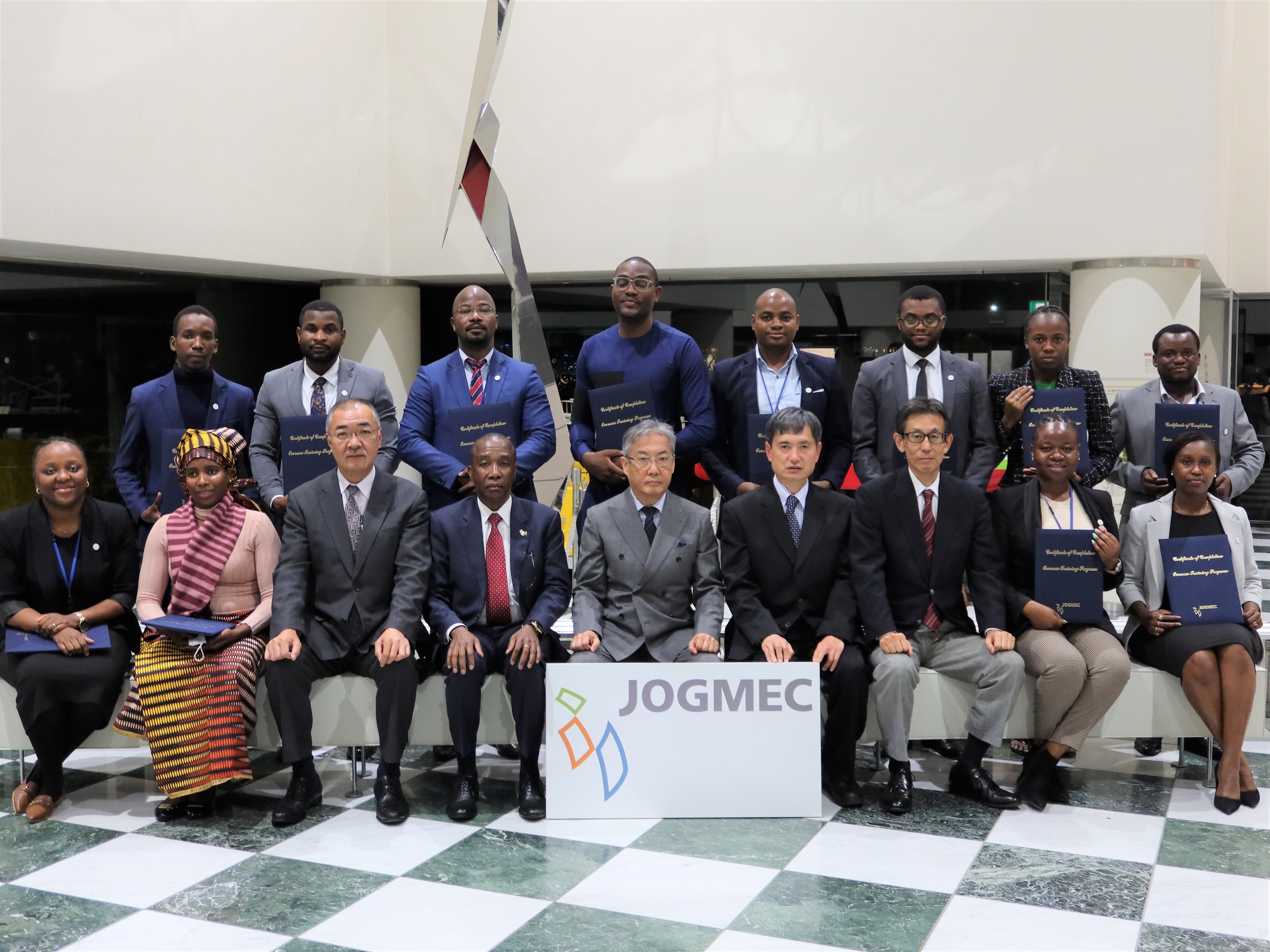 修了式における集合写真