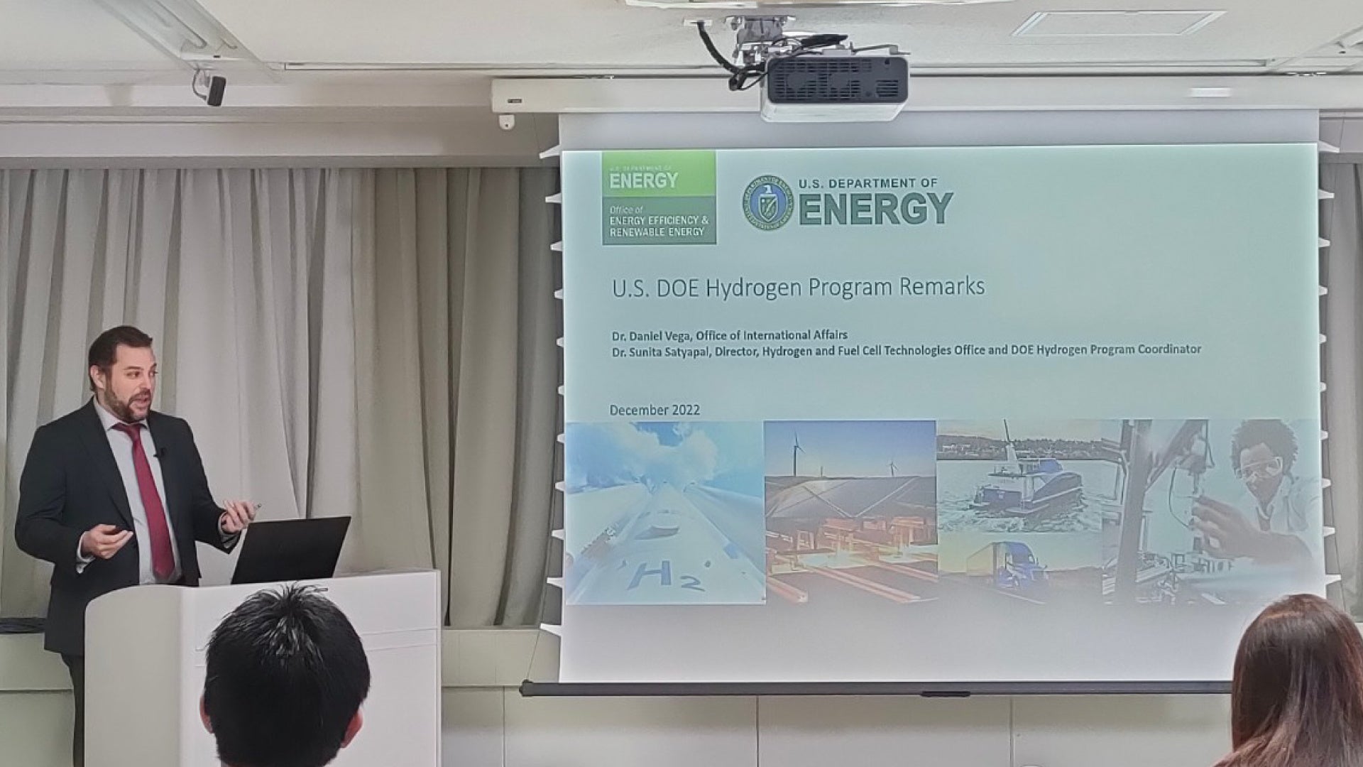 政府関係者講演の様子（会場）