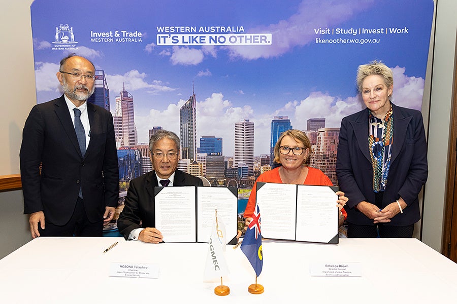 MOU署名式の様子 WA州パースに於いて開催された豪州水素会議（西）2022にて　（左から、在パース日本国総領事館　内藤総領事（立会人）、JOGMEC　細野理事長、WA州雇用・観光・科学・イノベーション省　ブラウン長官、WA州地域開発・農業・食品・水素産業