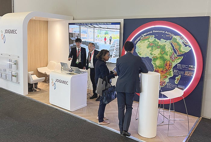 JOGMECブースにおいて参加者にJOGMECの活動を説明