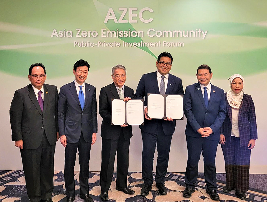 「アジア・ゼロエミッション共同体（AZEC）」官民投資フォーラムでのMOC交換式の様子JOGMEC細野理事長（左から3人目） ペトロナス Taufik President and Group CEO（左から4人目） 西村経済産業大臣（立会人：左から2人目）