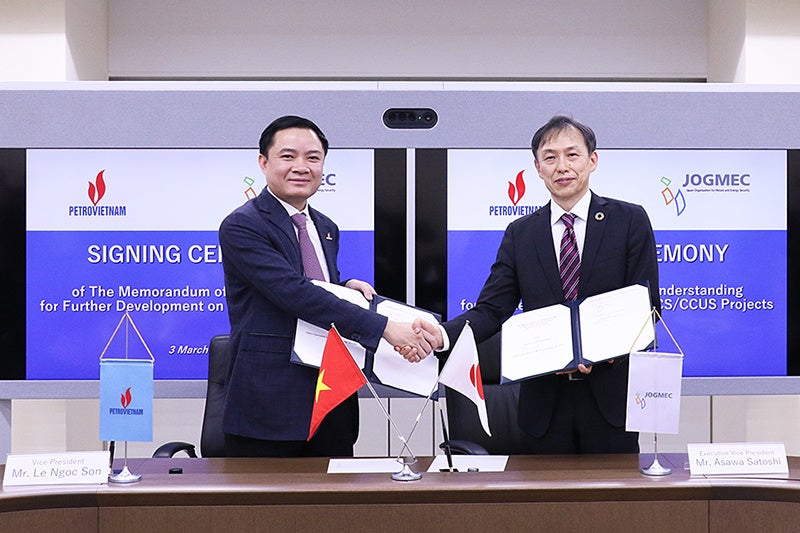 MOU署名式の様子（左から、ペトロベトナム　Le Ngoc Son副社長、JOGMEC　浅和理事・エネルギー事業本部長）