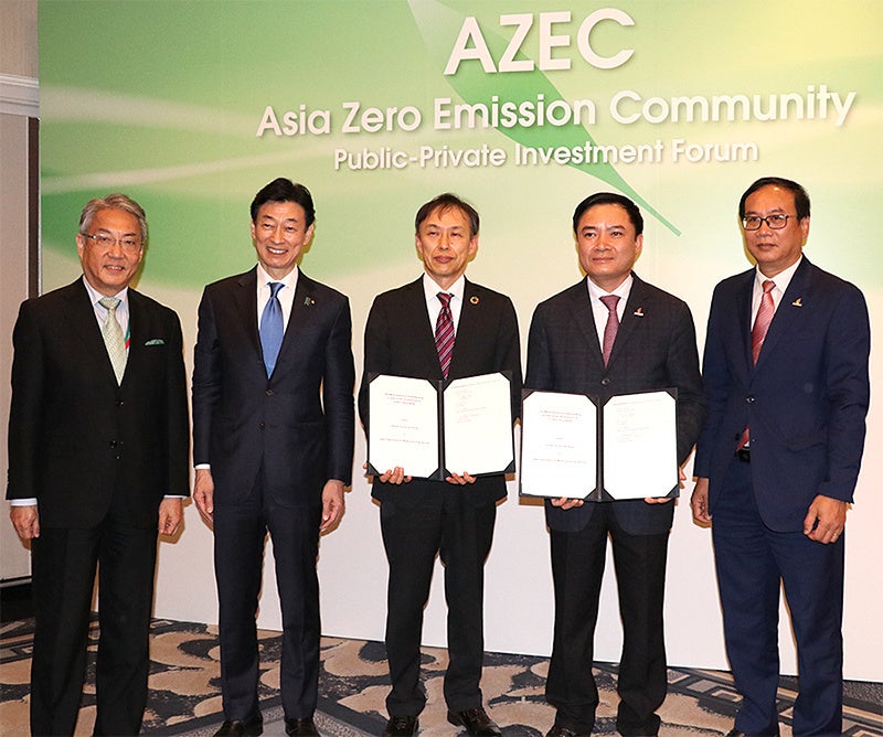 アジア・ゼロエミッション共同体 官民投資フォーラムでのMOU交換式の様子(JOGMEC細野理事長、西村経済産業大臣（立会人）、JOGMEC 浅和理事・エネルギー事業本部長ペトロベトナム Le Ngoc Son副社長、Trinh Xuan Cuong探鉱部長