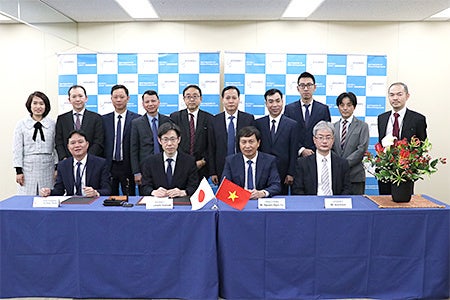 VINACOMINとの署名式2