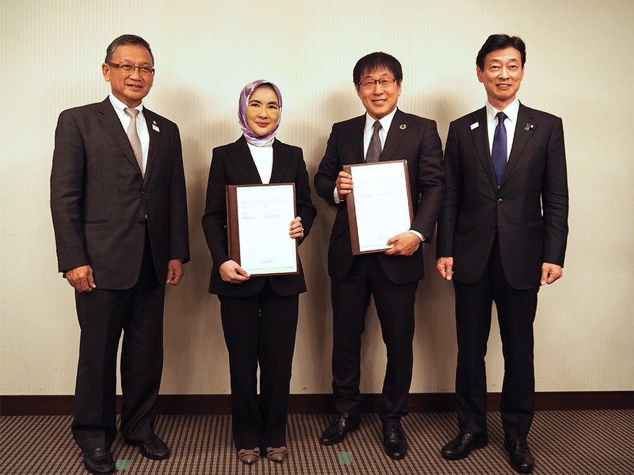 MOU署名式の様子（出典：経済産業省） JOGMEC　髙原理事長（左から3人目）、プルタミナ　ニク代表取締役社長（左から2人目） （立会人）西村経済産業大臣（左から4人目）、アリフィン エネルギー鉱物資源大臣（左から1人目）