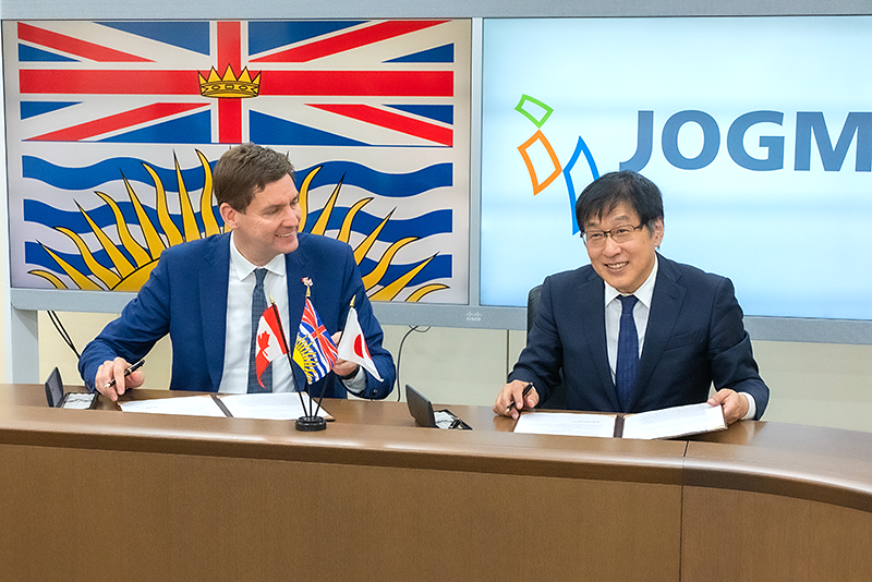 MOU署名式の様子 （左から、イビーBC州首相、髙原JOGMEC理事長）
