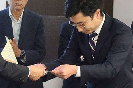 授賞式（写真：物理探査学会ご提供）