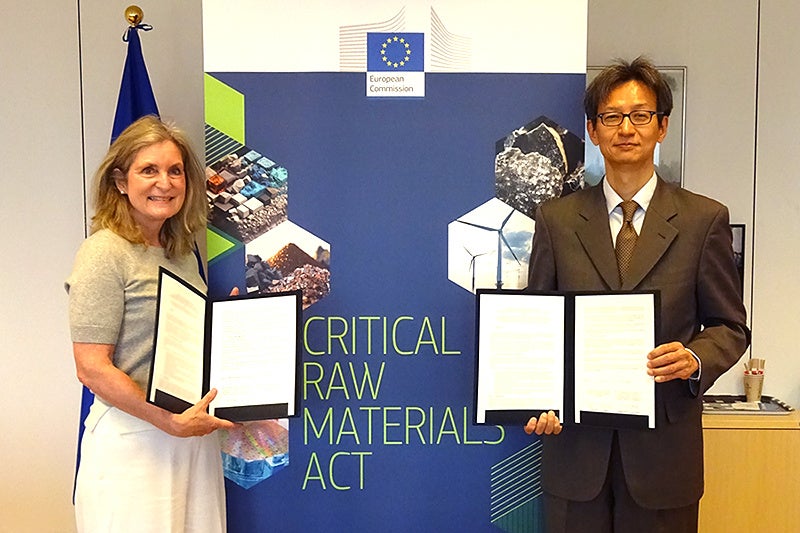 協力取決め署名式の様子 （左から、JORNA DG Grow総局長、和久田JOGMEC副理事長）