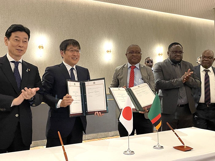 （左から）西村経済産業大臣、髙原理事長、ムウィラ鉱山・鉱物開発省地質調査局長（カベタ同省次官の代理署名者）、カブスウェ鉱山・鉱物開発大臣、ムリンビカ駐日ザンビア共和国特命全権大使