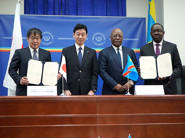 （左から）髙原理事長、西村経済産業大臣、モテモナ鉱山副大臣、タンブエ鉱山省管理・計画技術ユニット副調整官（署名者）