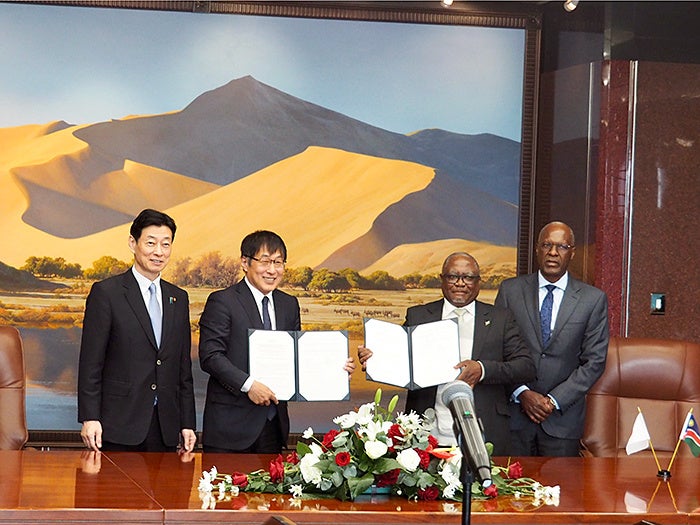 （左から）西村経済産業大臣、髙原理事長、シボロ鉱山・エネルギー省次官補（エイセブ同省次官代行の代理署名者）、アルウェンド鉱山・エネルギー大臣