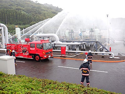 消防車による一斉放水