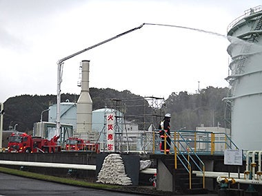 リング火災発災タンクへの消火活動