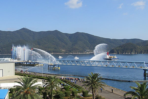 船舶火災消火訓練　一斉放水