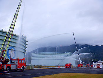 消防車による一斉放水