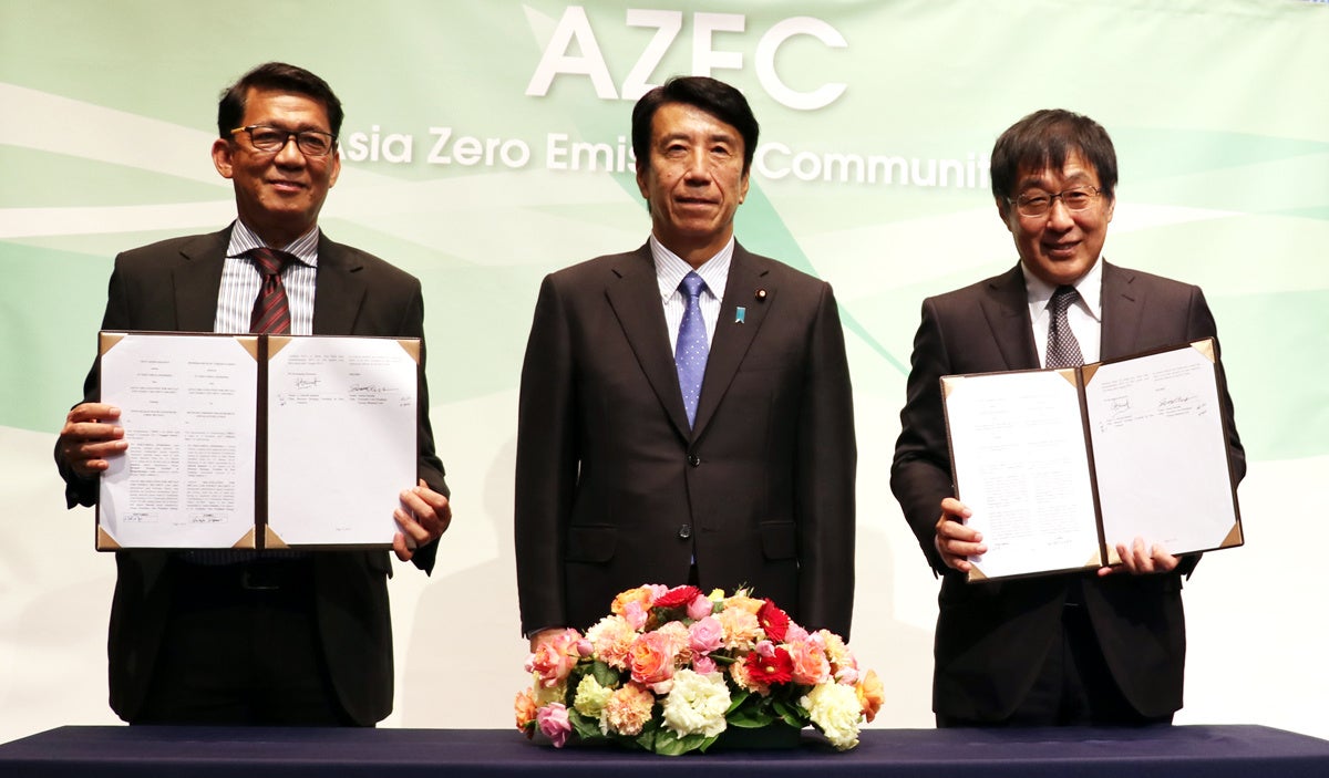 「日ASEAN経済共創フォーラム」でのMOU交換式の様子 左から、プルタミナ　Atep Salyadi Dariah Saputra　Director、（立会人）齋藤経済産業大臣、JOGMEC　髙原理事長