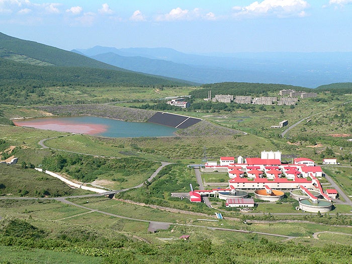 旧松尾鉱山新中和処理施設全景（夏期）