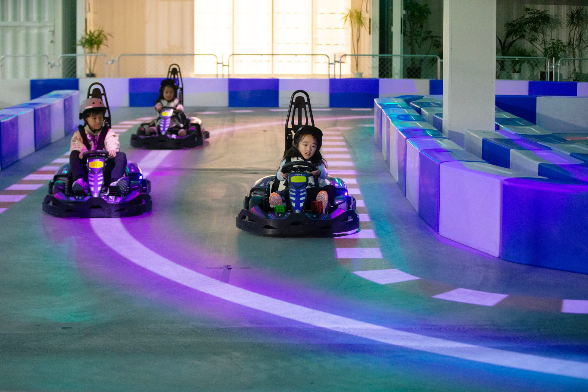 プロジェクションマッピングで演出されたコースを走るキッズEVカート(※1)