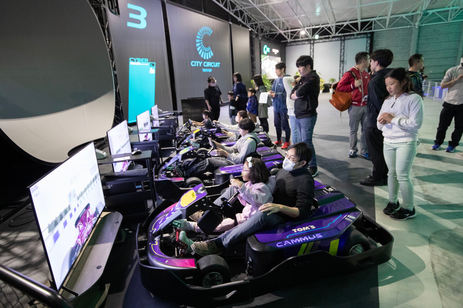 シミュレーターは大人用とお子様用の2種類ご用意