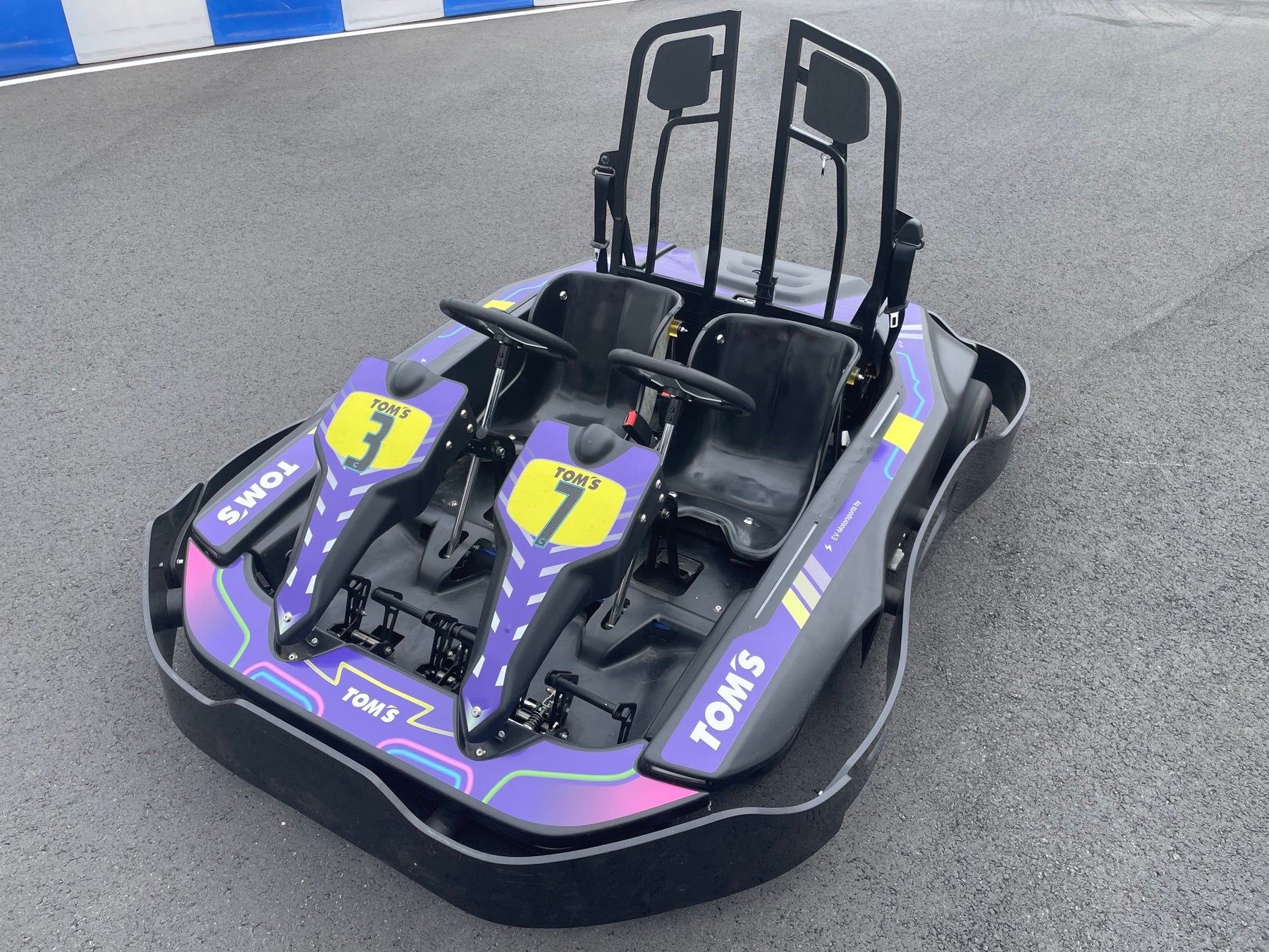 親子一緒に屋外コースを走行していただける2人乗りEVカート