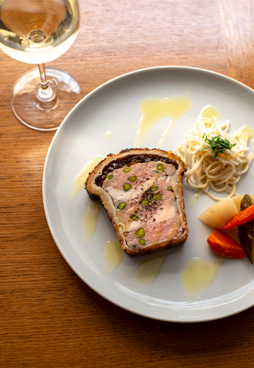 Le 703の看板メニュー「パテアンクルート」 香ばしいパイ生地と肉の旨味が絶品の一皿。