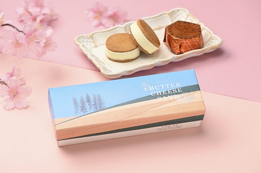【新千歳空港限定】230,000個以上売れているバターチーズサンド「チェダーチーズ」に写真家・前田真三氏作品のパッケージ “大地の彩り” 新登場!CMロケ地としても有名な美瑛の雄大な景色を北海道土産に 【新千歳空港限定】230,000個以上売れているバターチーズサンド「チェダーチーズ」に写真家・前田真三氏作品のパッケージ “大地の彩り” 新登場!CMロケ地としても有名な美瑛の雄大な景色を北海道土産に