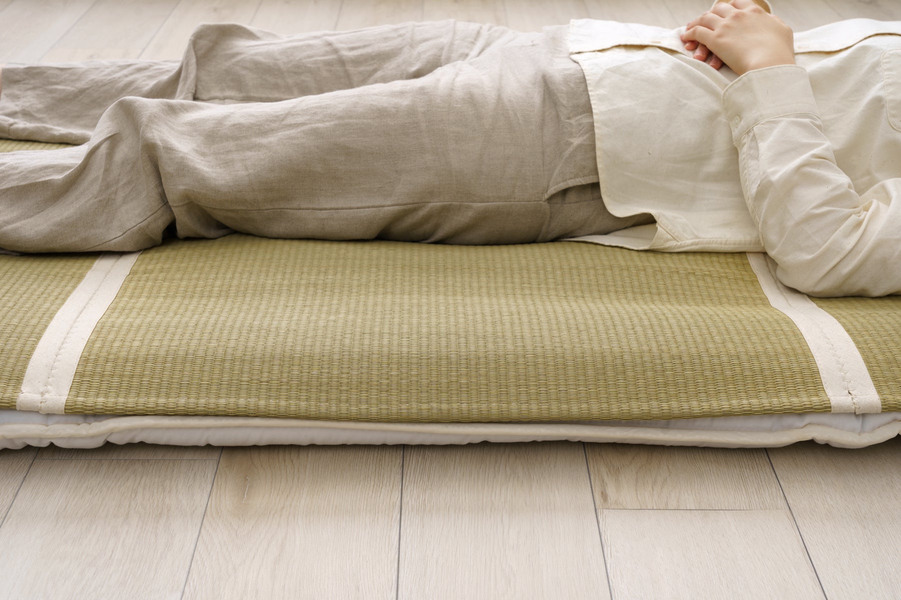 わずか2mm厚の敷パッドで朝までサラサラ熱帯夜でも快眠！ムレない