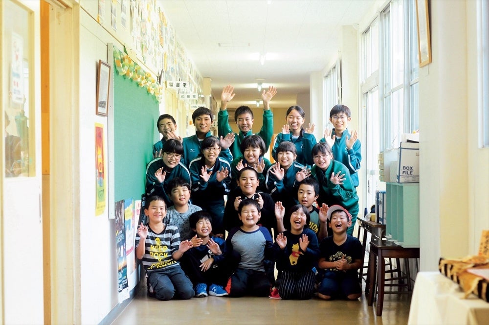 日本海に浮かぶ新潟・佐渡島「松ヶ崎留学」を受け入れる松ヶ崎小中学校（提供：子どもの元気は地域の元気プロジェクト（松ヶ崎留学／佐渡市））