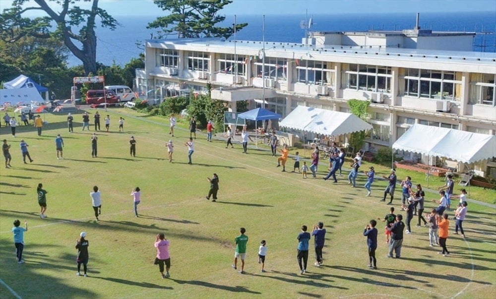 約300人が暮す利島（東京都利島村）の学校風景。行事には地域の人々も参加します（提供：東京都利島村）