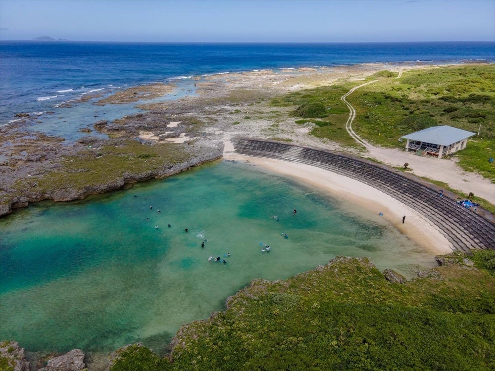 宝島（鹿児島県十島村）の総人口は約120人。エメラルドグリーンに輝く海でプールの授業が行われます（提供：Kazutake Honmyo）