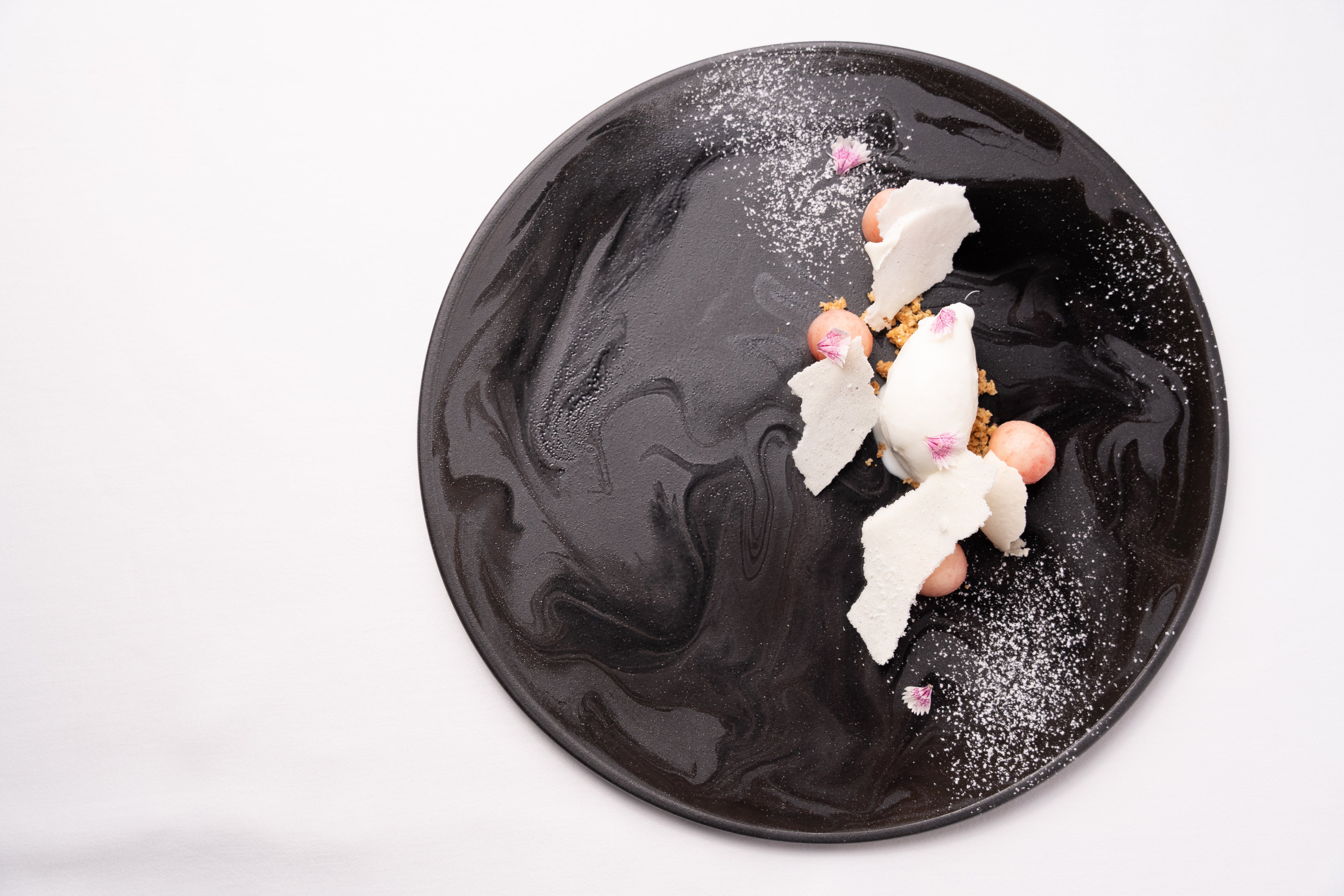 デザート一例　桃とハーブ