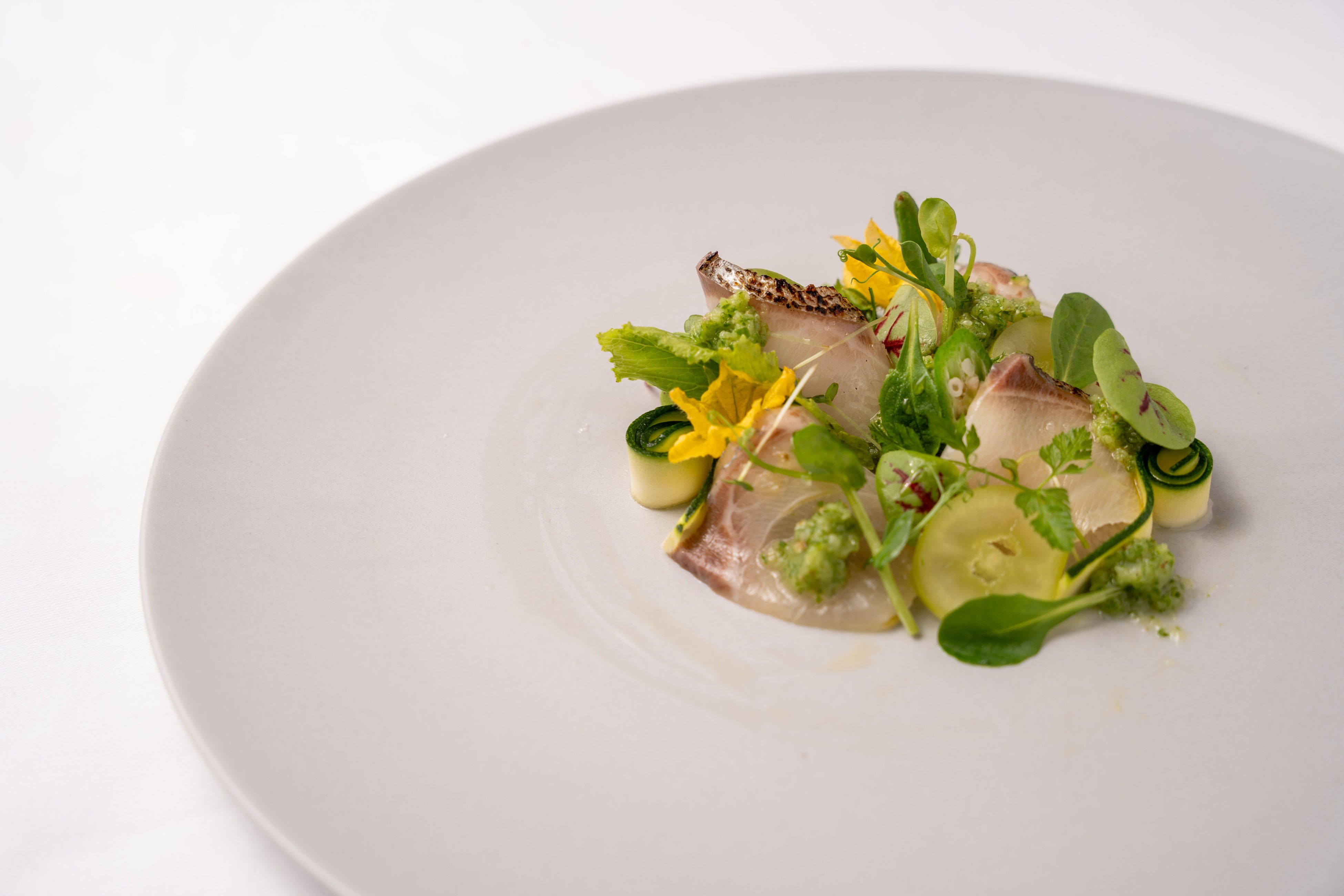 前菜一例　縞鯵と薫香②