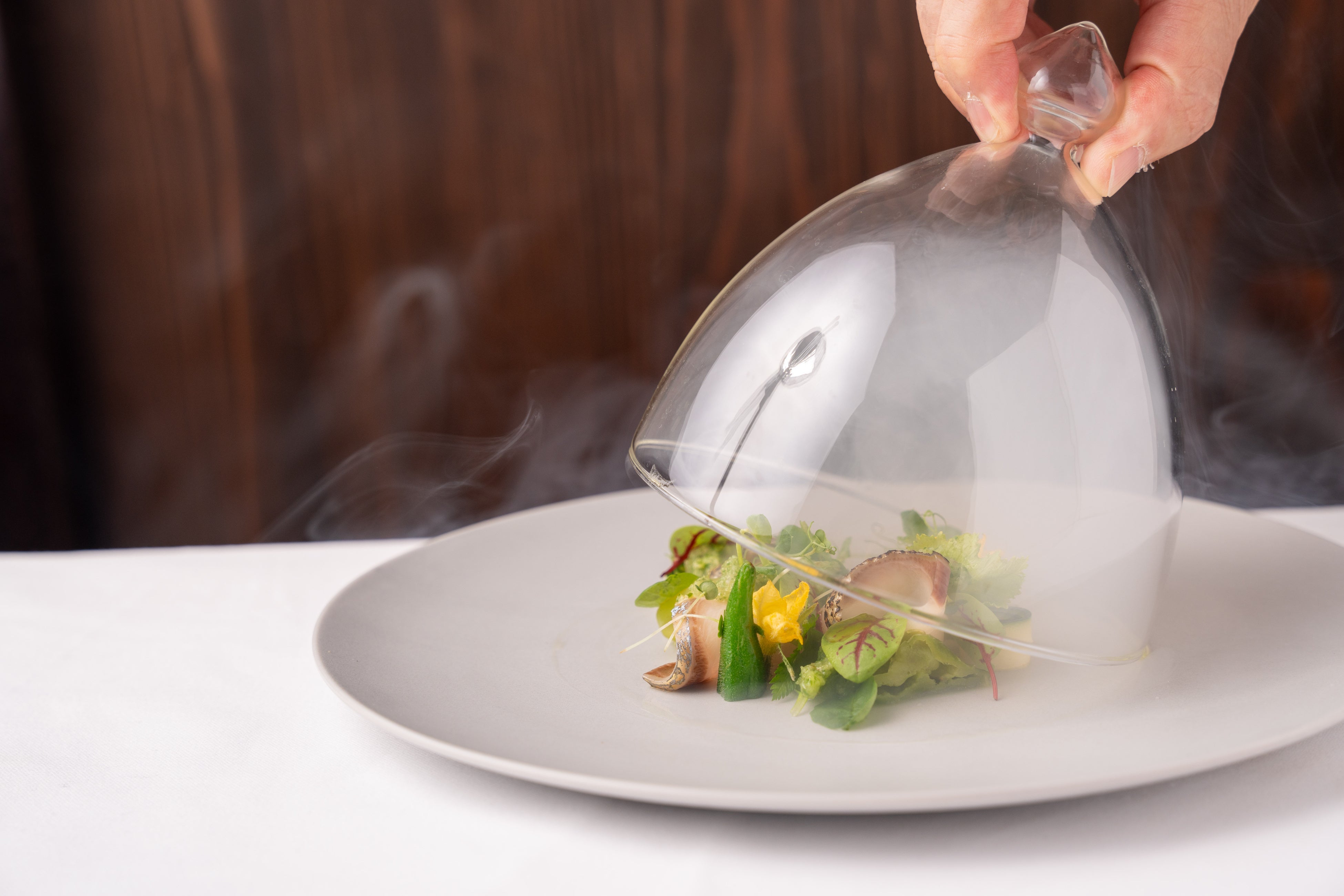 前菜一例　縞鯵と薫香①