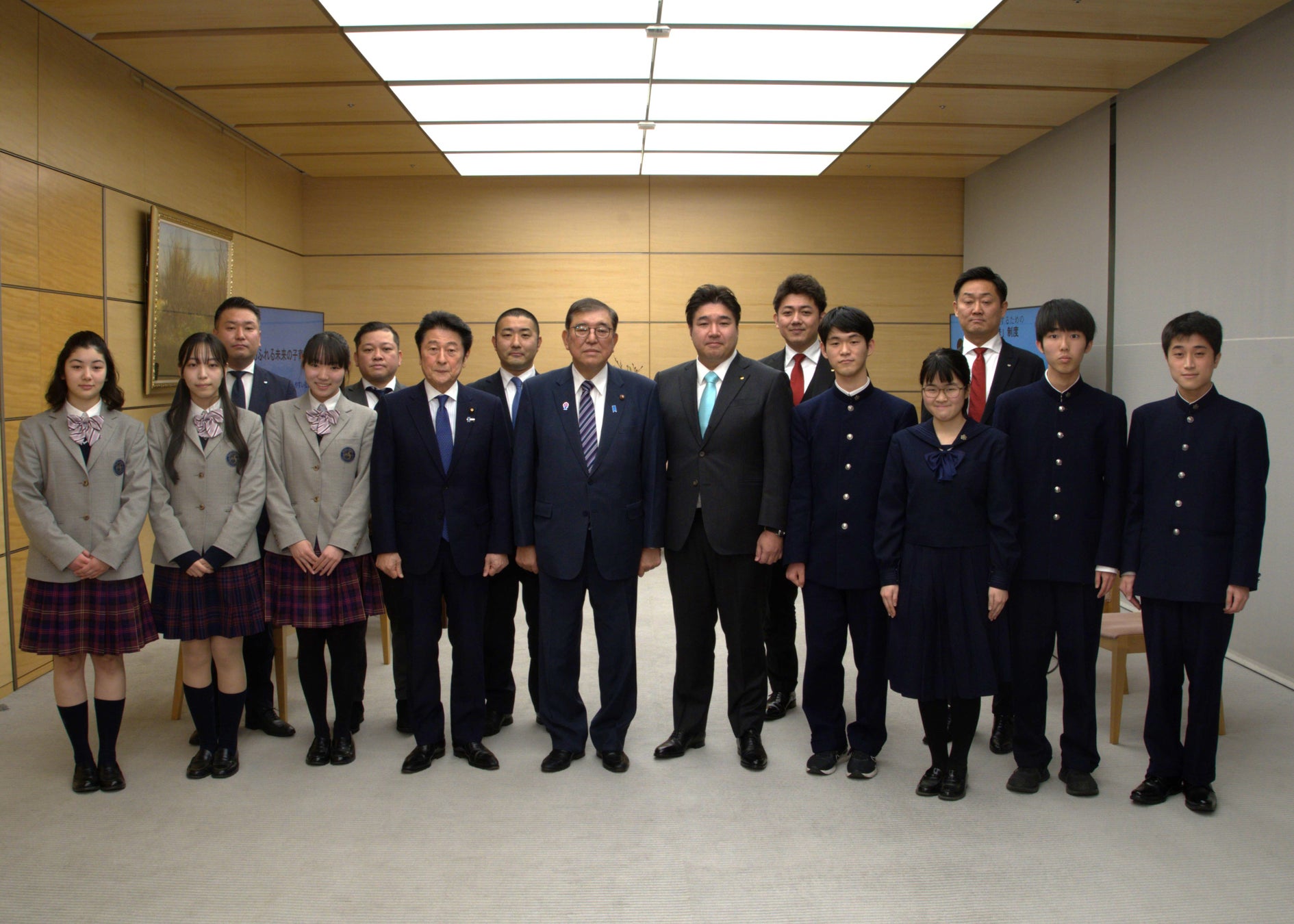 「第二回全国高校生政策甲子園」最優秀チームの佐久長聖高と東京学芸大附高の生徒が総理表敬訪問